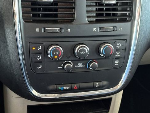 Used 2018 Dodge Grand Caravan SE w/ UConnect Hands-Free Group image 29