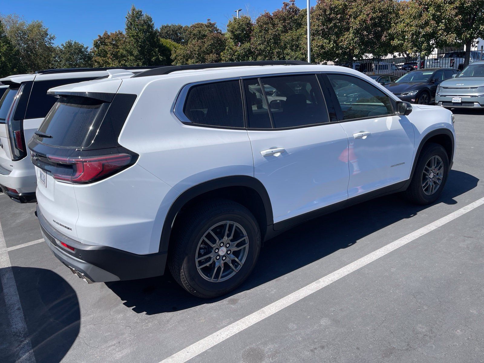 Used 2026 GMC Acadia Elevation FWD image 2
