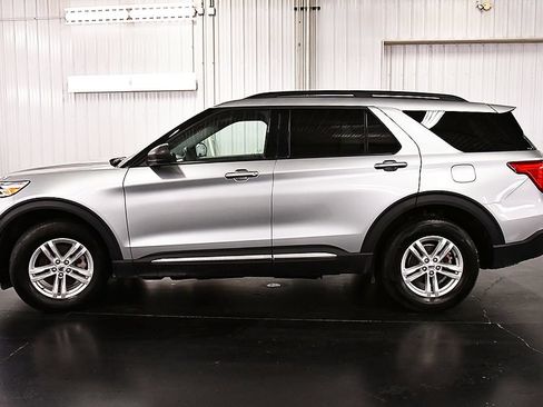 Used 2024 Ford Explorer XLT w/ Equipment Group 202A AWD/4WD image 4