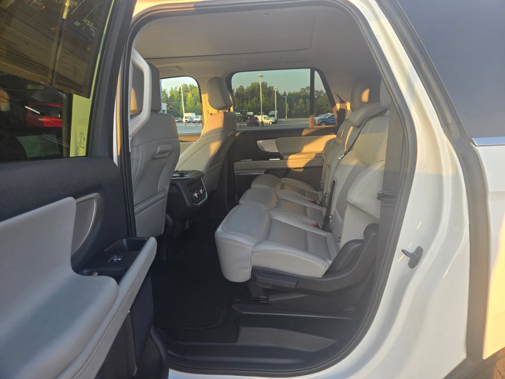 Used 2025 Ford Expedition Max Active RWD image 8