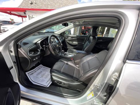 Used 2017 Chevrolet Malibu LT w/ Leather Package FWD image 4
