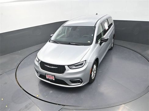 Used 2024 Chrysler Pacifica Touring-L image 19
