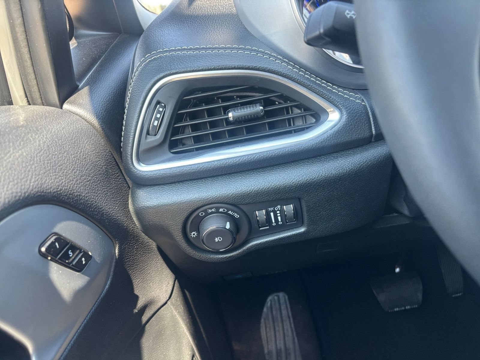 Used 2025 Chrysler Pacifica Limited FWD image 38