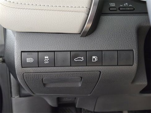 Used 2018 Toyota Camry SE image 30