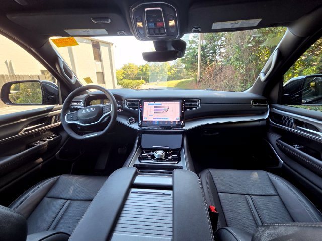 Used 2025 Jeep Wagoneer Series III w/ Premium Group I AWD/4WD image 37