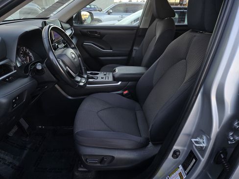 Used 2024 Toyota Highlander LE image 16