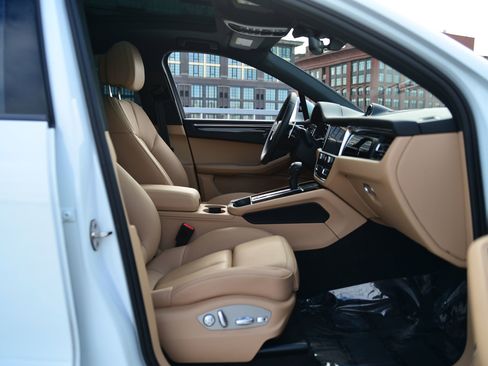 Certified 2025 Porsche Macan image 24