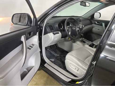 Used 2012 Toyota Highlander SE image 2