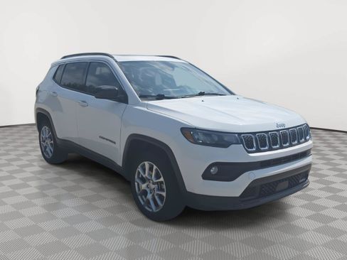 Used 2023 Jeep Compass Latitude w/ Sun and Sound Group AWD/4WD image 3