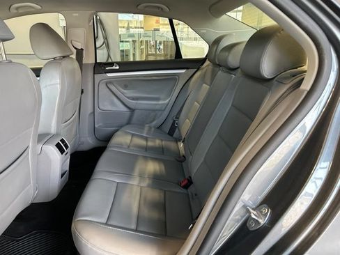 Used 2009 Volkswagen Jetta SE FWD image 19
