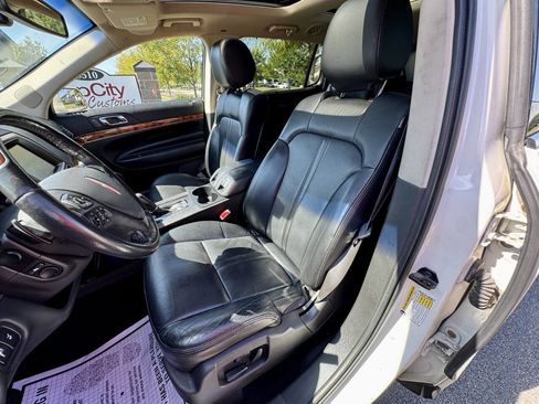 Used 2013 Lincoln MKT AWD image 25