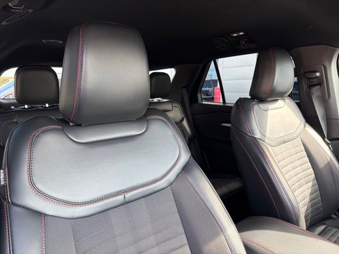 Used 2025 Ford Explorer ST-Line w/ ST-Line Street Pack image 32