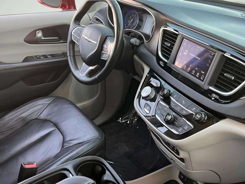 Used 2019 Chrysler Pacifica Touring-L FWD image 5