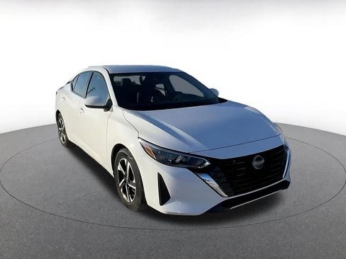 Used 2025 Nissan Sentra SV image 3