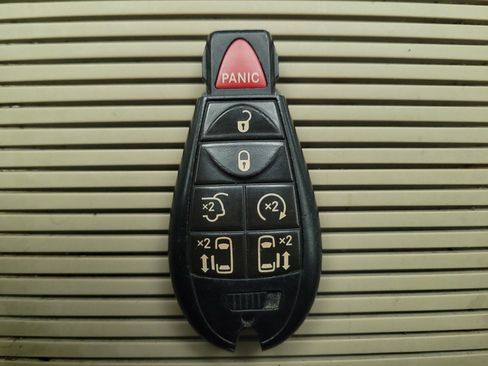 Used 2017 Dodge Grand Caravan SXT w/ Rear Park Assist Package FWD image 32