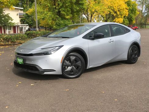 Used 2025 Toyota Prius LE FWD image 1