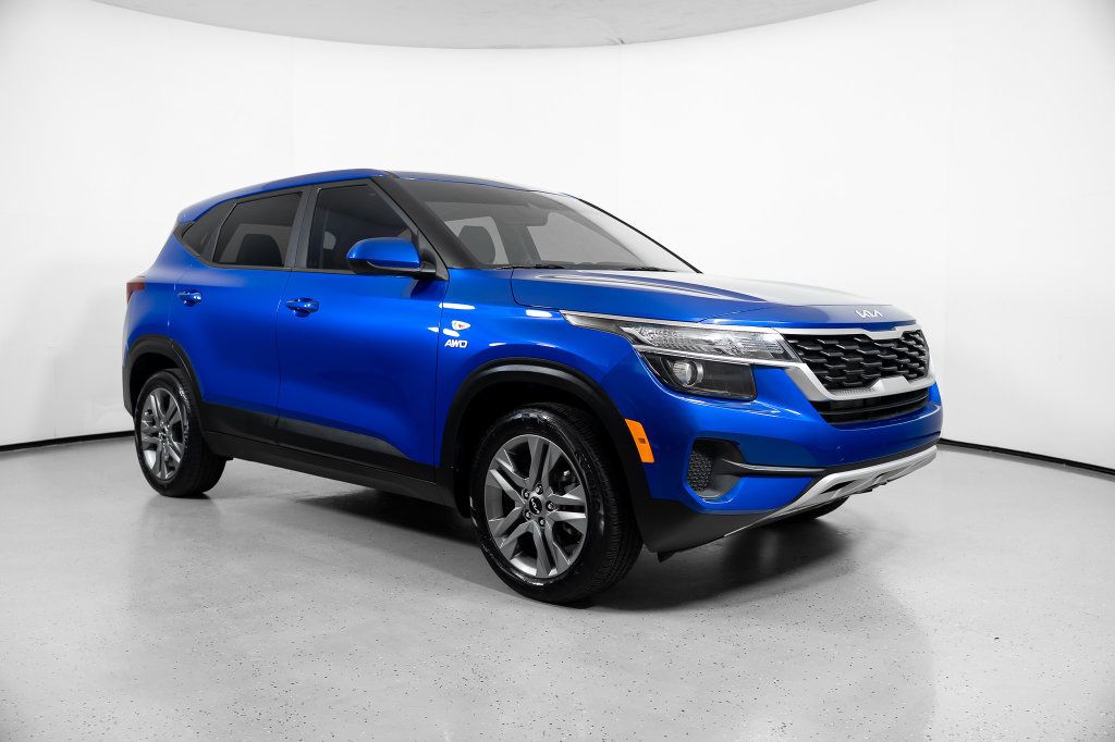 Used 2023 Kia Seltos LX AWD/4WD image 2