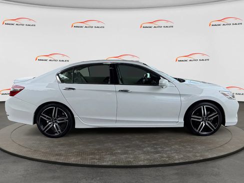 Used 2017 Honda Accord Touring image 6