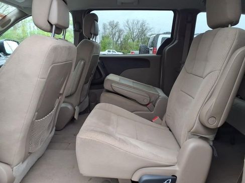 Used 2014 Chrysler Town & Country Touring FWD image 12
