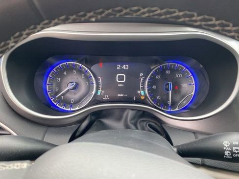 Certified 2024 Chrysler Pacifica Touring-L image 12