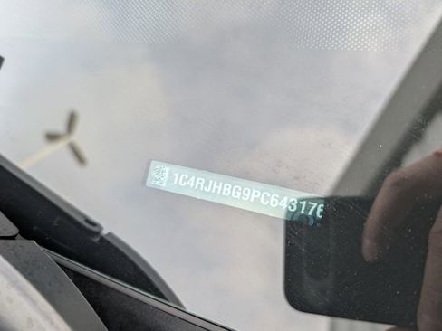 Used 2023 Jeep Grand Cherokee Limited w/ Luxury Tech Group II image 39