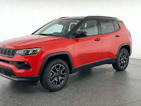Used 2025 Jeep Compass Trailhawk image 3