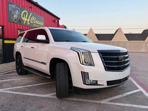 Used 2019 Cadillac Escalade Luxury RWD image 2