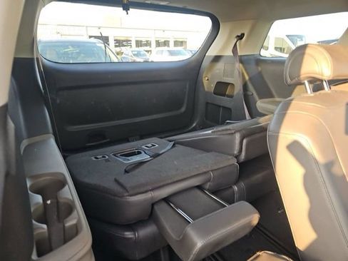 Used 2025 Kia Carnival FWD image 13