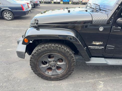 Used 2015 Jeep Wrangler Unlimited Sahara w/ Dual Top Group AWD/4WD image 10