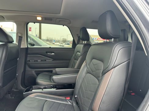 Used 2023 Nissan Pathfinder Platinum image 11