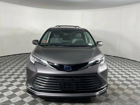 Used 2023 Toyota Sienna Limited image 11