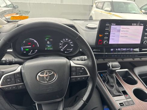Used 2023 Toyota Sienna XLE AWD/4WD image 17