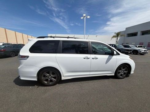 Used 2017 Toyota Sienna SE FWD image 9