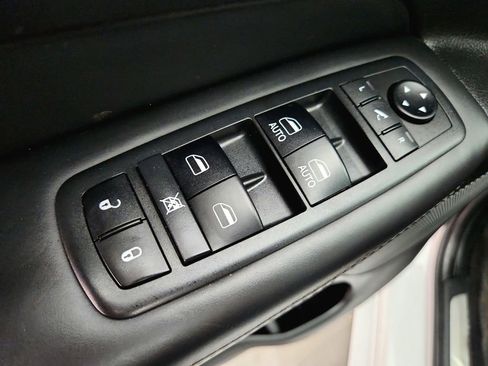 Used 2018 Jeep Grand Cherokee Overland AWD/4WD image 26