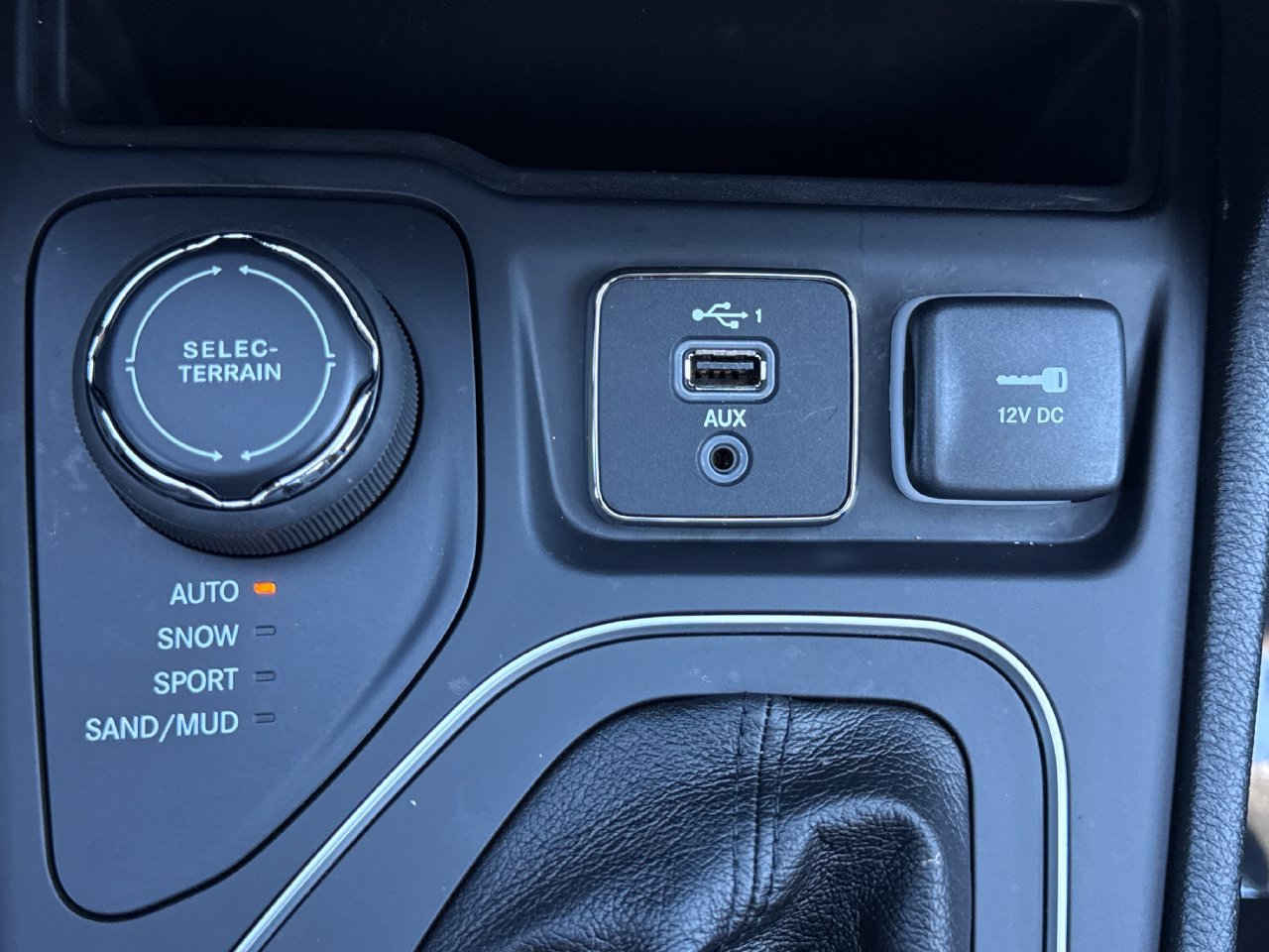 Used 2022 Jeep Cherokee Latitude Lux w/ Sun & Sound Group AWD/4WD image 24