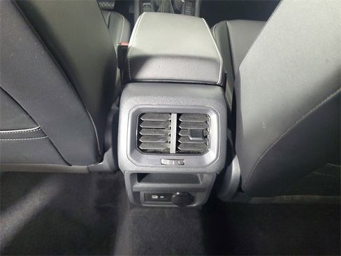 Used 2022 Volkswagen Tiguan SE image 13