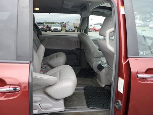Used 2017 Toyota Sienna XLE Premium image 30