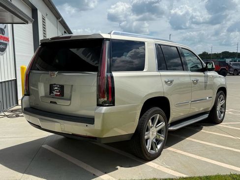 Used 2015 Cadillac Escalade Luxury image 4