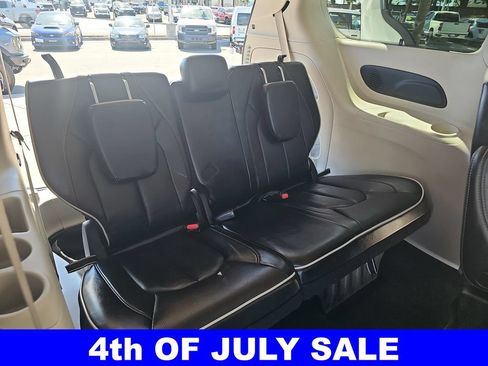 Used 2023 Chrysler Pacifica Limited FWD image 12