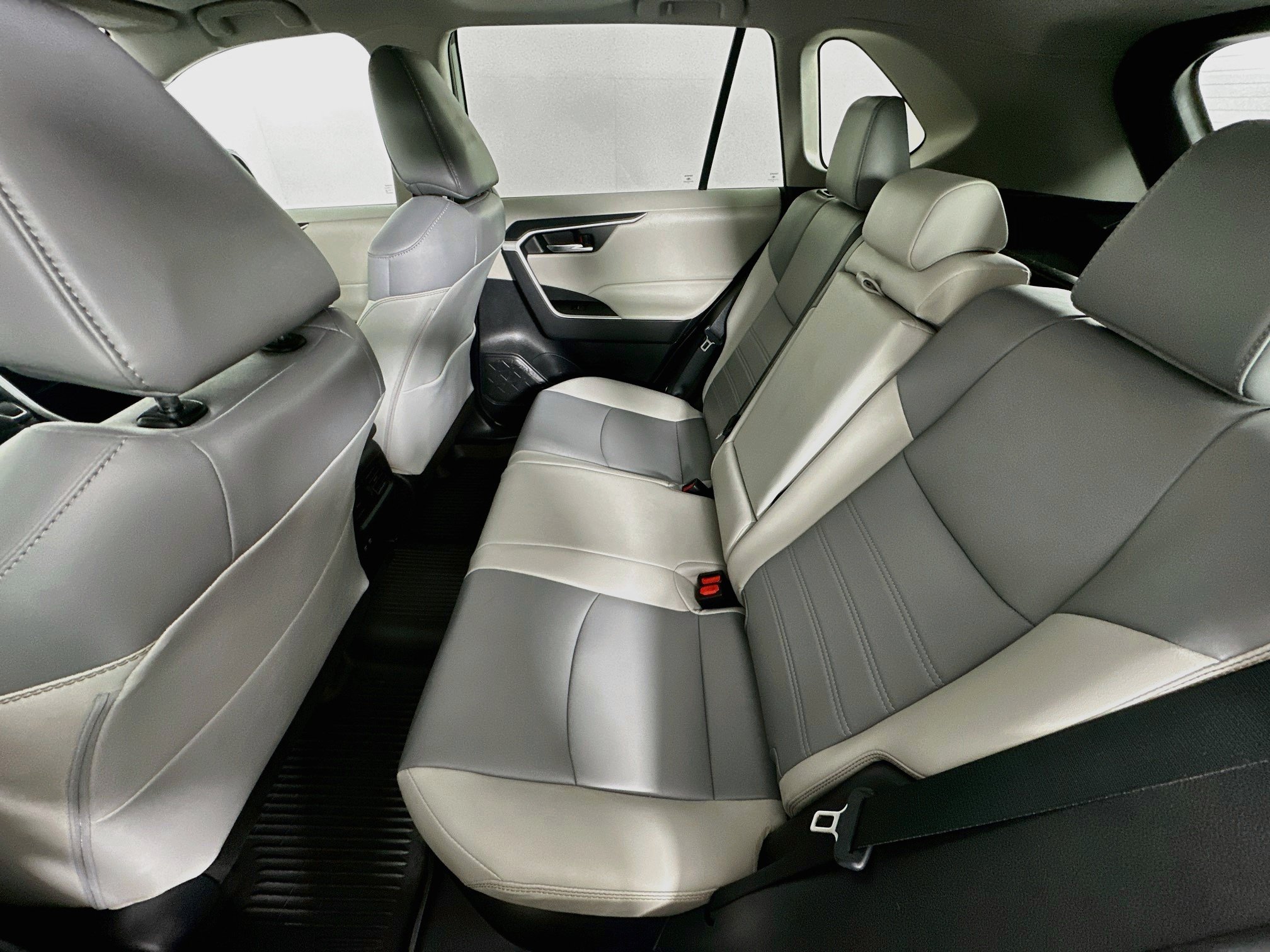 Used 2021 Toyota RAV4 XLE Premium AWD/4WD image 29