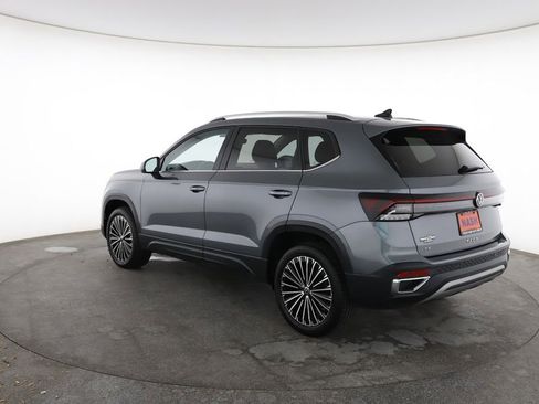 Used 2025 Volkswagen Taos SE FWD image 9