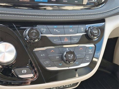 Used 2021 Chrysler Pacifica Touring-L image 15