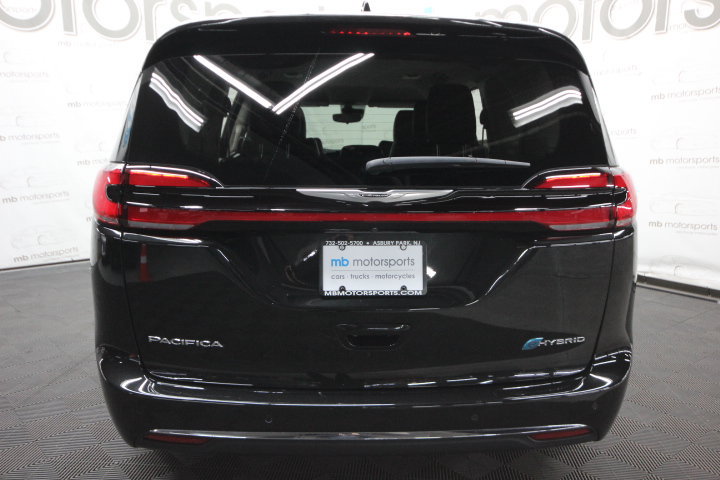 Used 2023 Chrysler Pacifica Touring-L FWD image 5
