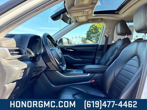 Used 2023 Toyota Highlander L image 11