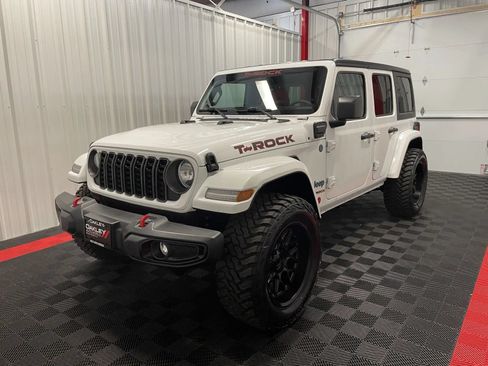 Used 2024 Jeep Wrangler Unlimited w/ Convenience Group AWD/4WD image 5