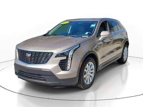 Used 2023 Cadillac XT4 Luxury w/ Cold Weather Package FWD image 9