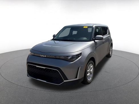 Used 2025 Kia Soul LX w/ LX Technology Package FWD image 8