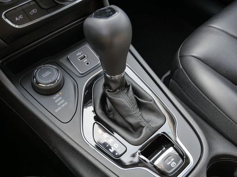 Used 2019 Jeep Cherokee Latitude Plus AWD/4WD image 41