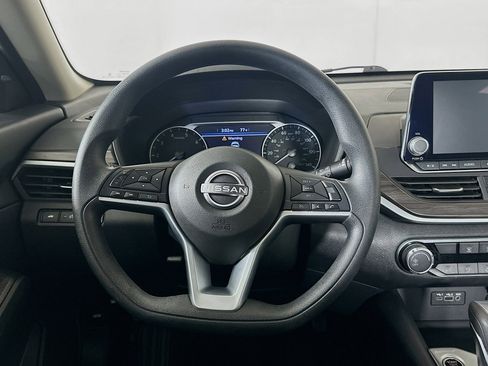Used 2025 Nissan Altima 2.5 SV FWD image 18