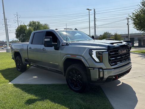 Used 2024 GMC Sierra 2500 AT4 w/ AT4 Premium Plus Package AWD/4WD image 8